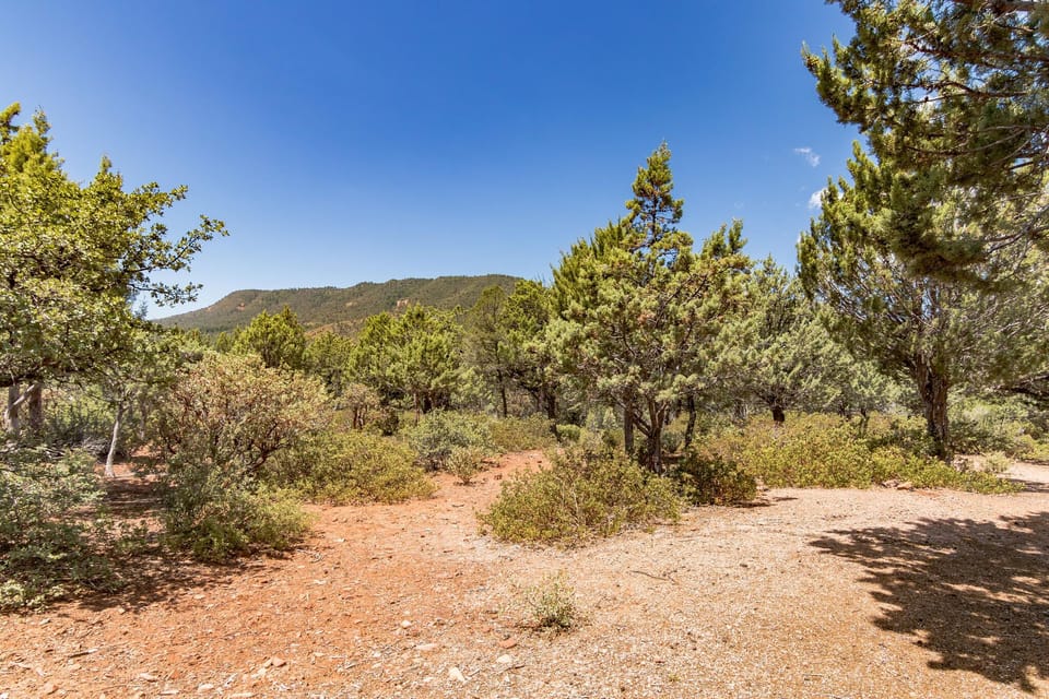 The views of the Mogollon Rim from The Glass House deck go for miles.  The location allows you to feel completely away from it all and yet close to bars, restaurants and a small grocery store.