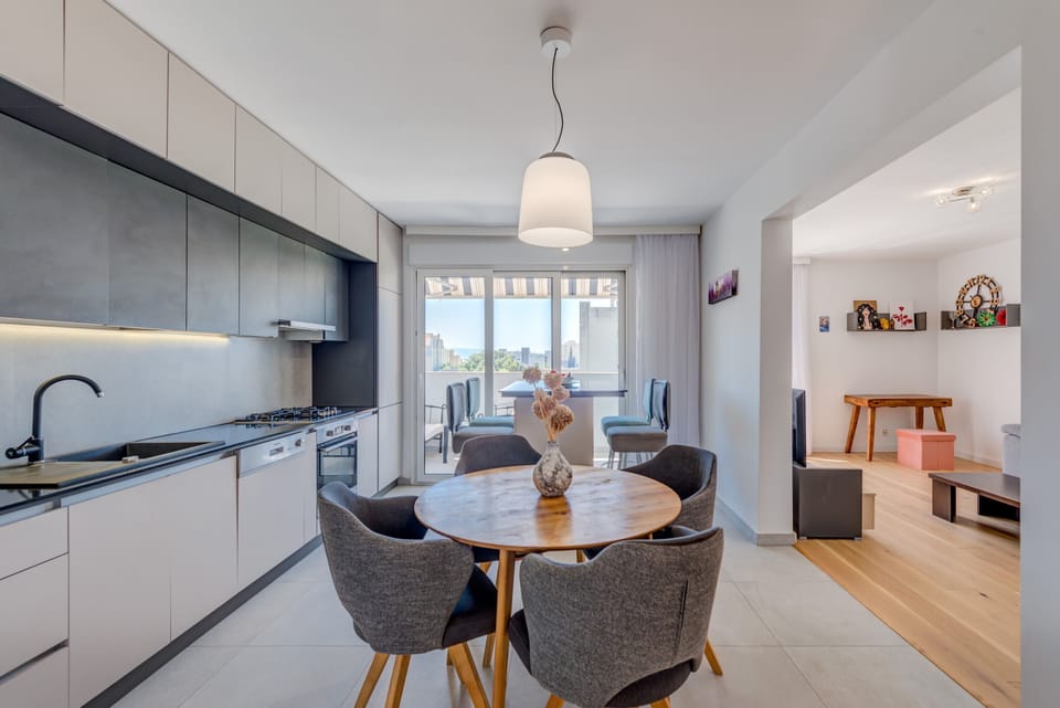 Apartment | Private kitchen | Fridge, microwave, oven, stovetop