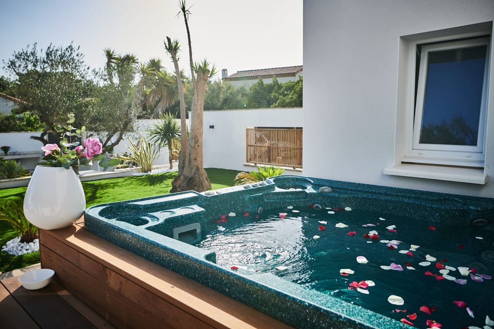 Outdoor spa tub