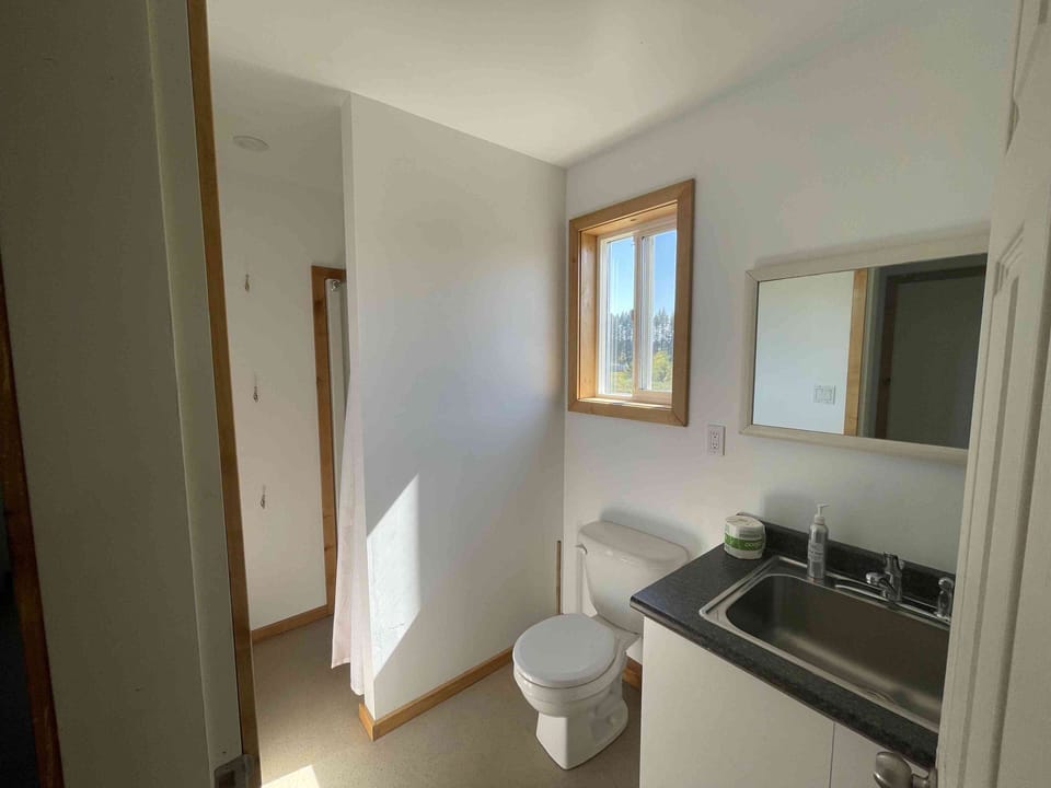 Tiny house | Bathroom | Shower, towels, toilet paper