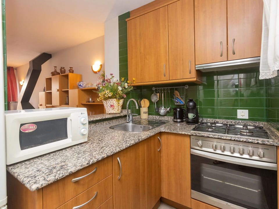 Countertop, Cabinetry, Property, Kitchen, Kitchen Appliance, Kitchen Stove, Wood, Home Appliance, Interior Design, Stove