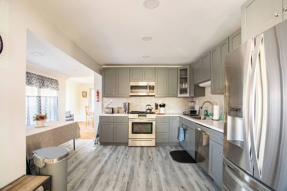 Kitchen: Bright and modern culinary haven with sleek appliances and inviting light!
