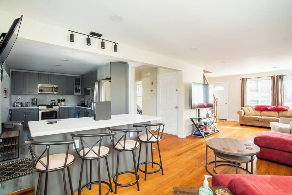 Large Living room with 2 couches and open kitchen