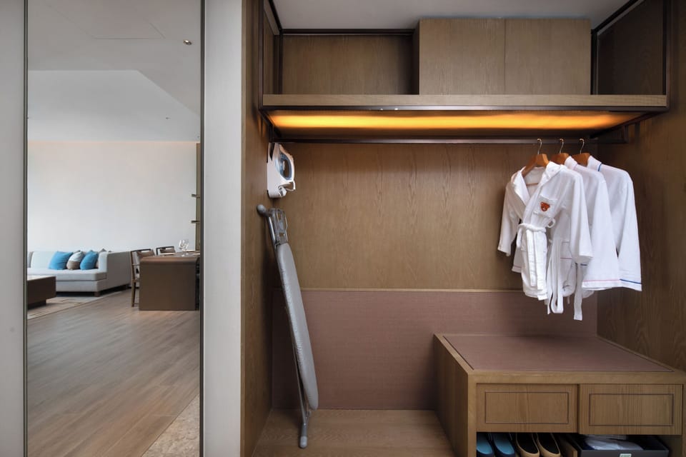 Suite, 2 Bedrooms (Dining Area) | In-room safe, desk, blackout drapes, soundproofing