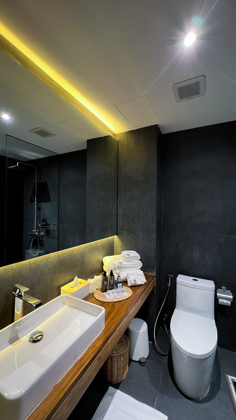 Shower, rainfall showerhead, free toiletries, hair dryer