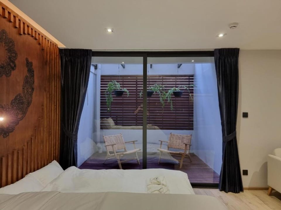 Super Deluxe Family Room | In-room safe, desk, blackout drapes, soundproofing