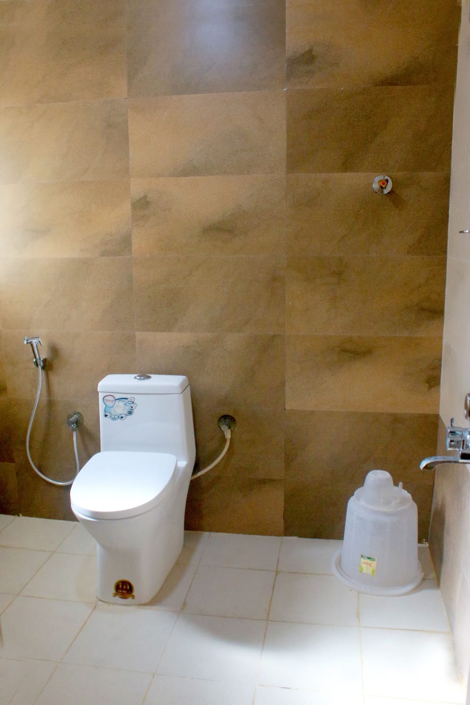 Shower, rainfall showerhead, free toiletries, slippers