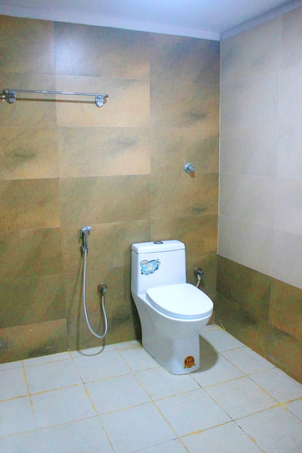 Shower, rainfall showerhead, free toiletries, slippers