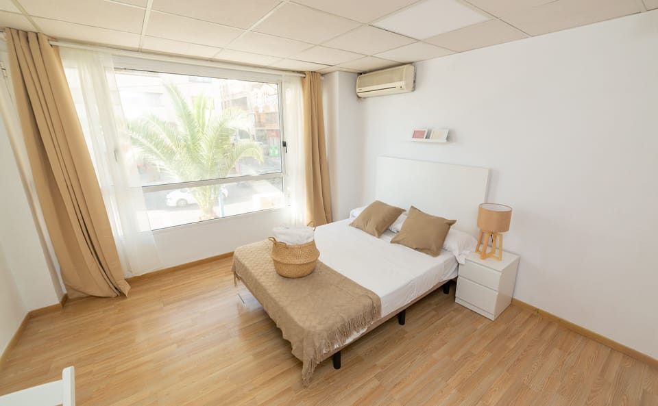 Panoramic Room | Memory foam beds, desk, laptop workspace, WiFi (free)