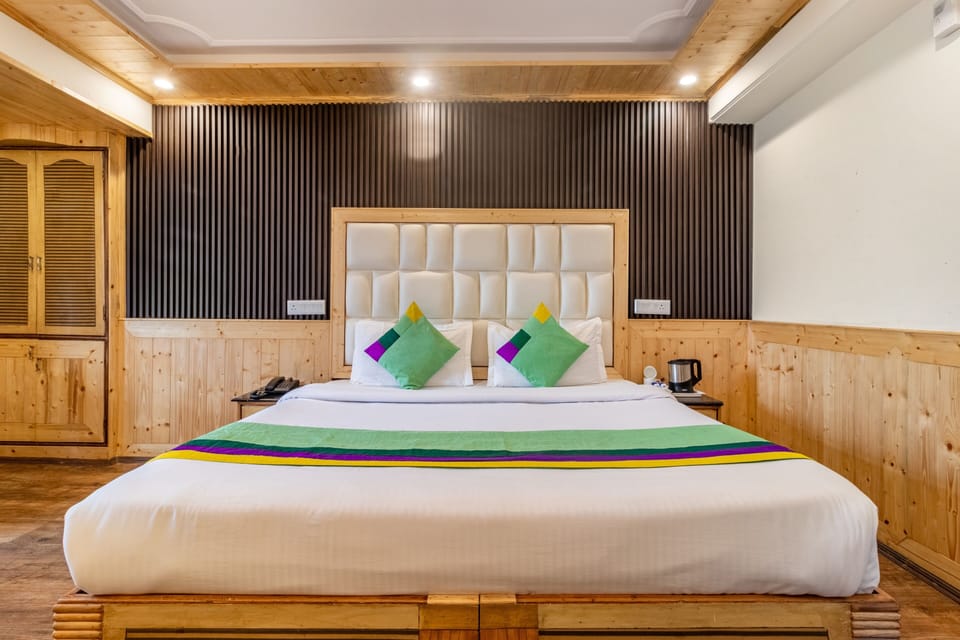 Deluxe Double Room | Desk, iron/ironing board