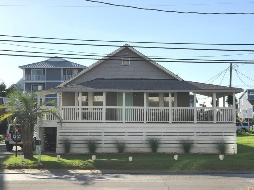 Front of residence, Vitamin Sea is located in the back, separate unit. 