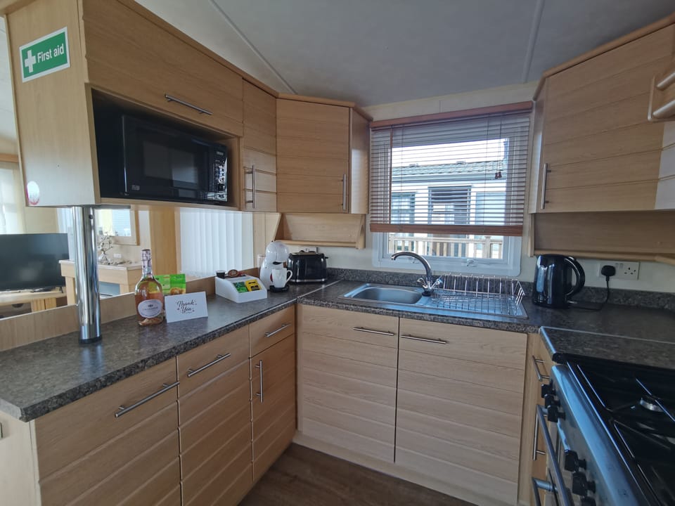Cabin | Private kitchen | Fridge, microwave, oven, stovetop