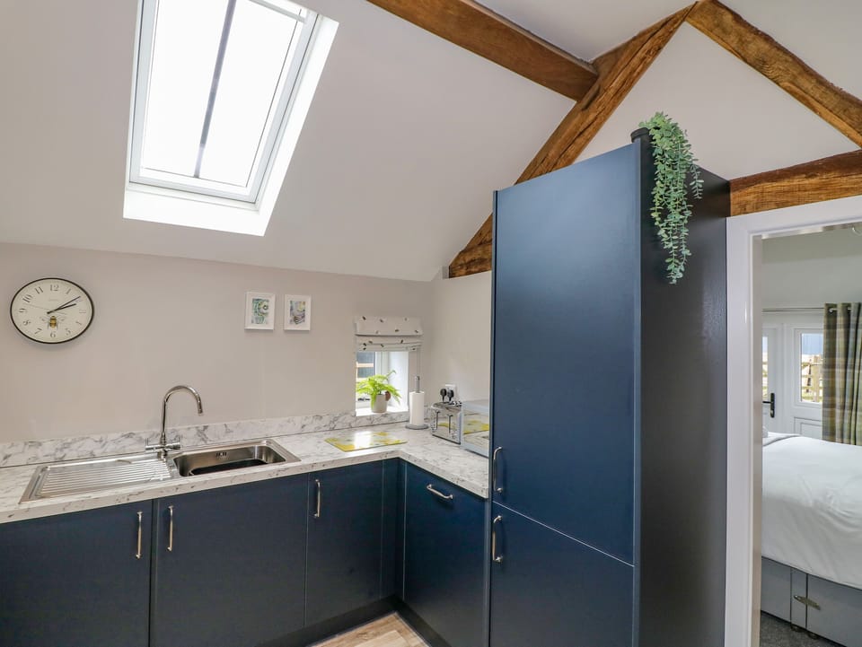 Cottage | Private kitchen | Fridge, dishwasher, electric kettle, toaster