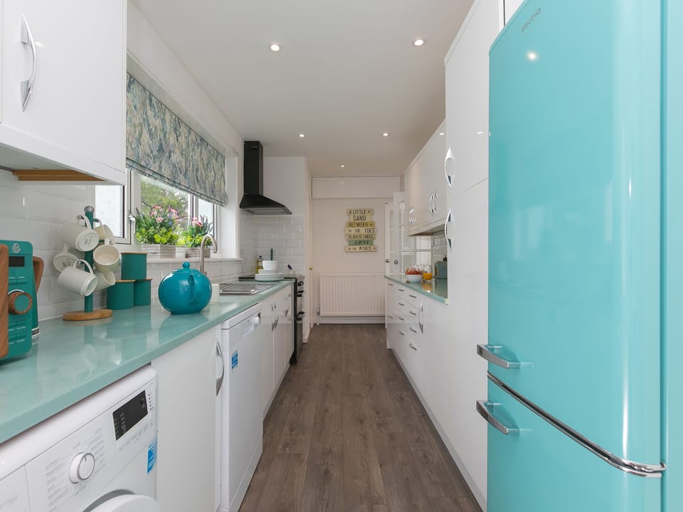 Cottage | Private kitchen | Fridge, dishwasher, electric kettle, toaster