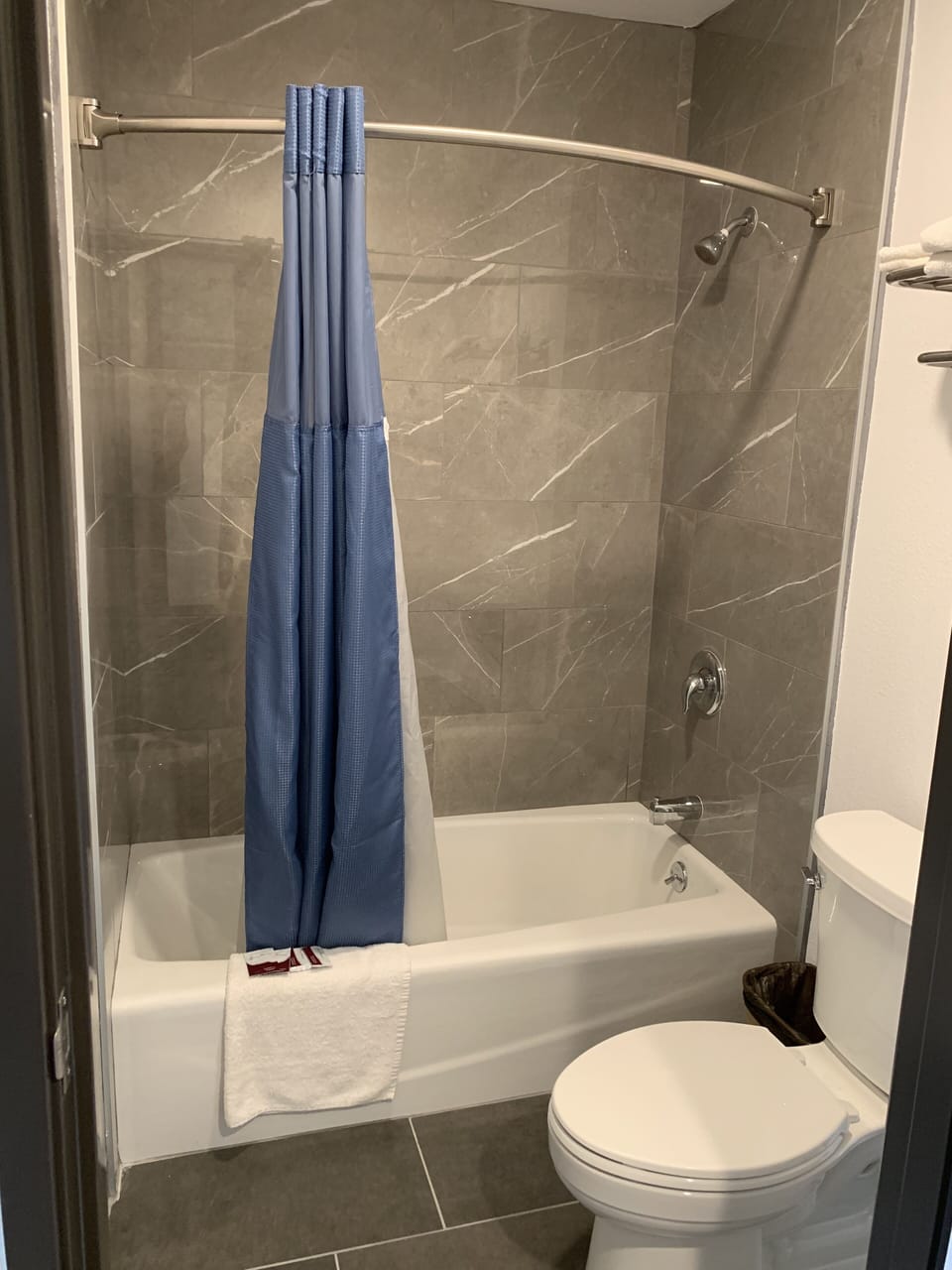 King Room | Bathroom | Bathtub, free toiletries, towels