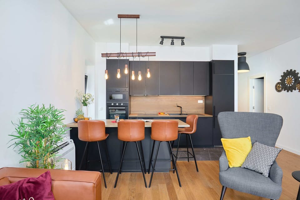 Apartment (2 Bedrooms) | Living area | 150-cm flat-screen TV with cable channels, TV, Netflix
