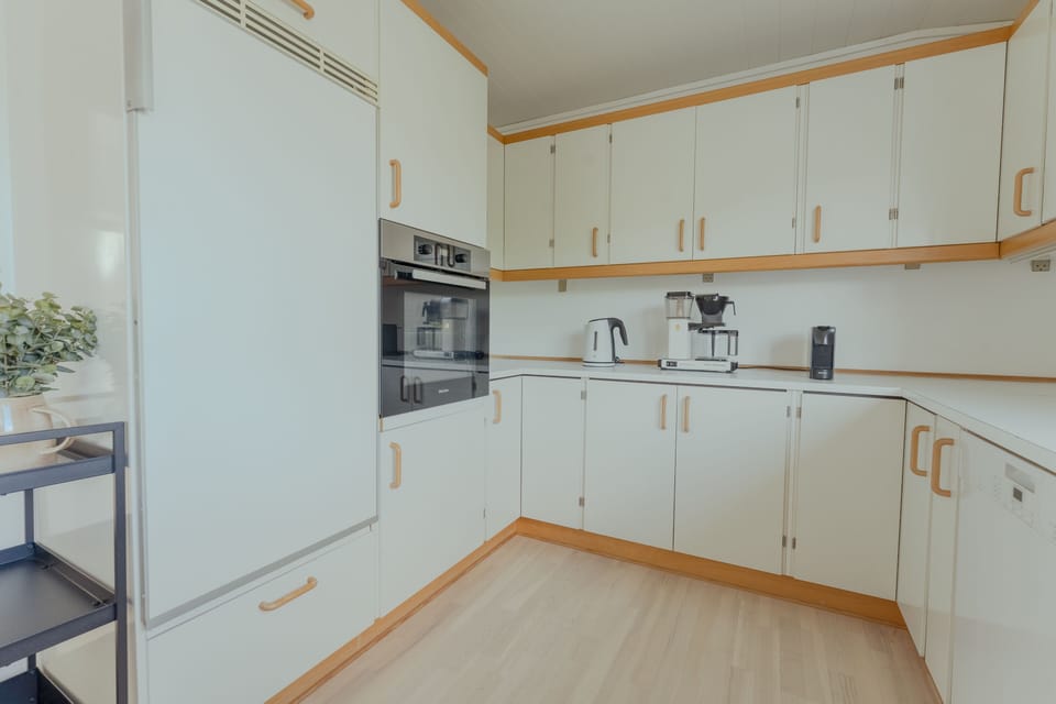 City Apartment | Private kitchen | Coffee/tea maker, fridge, microwave, oven