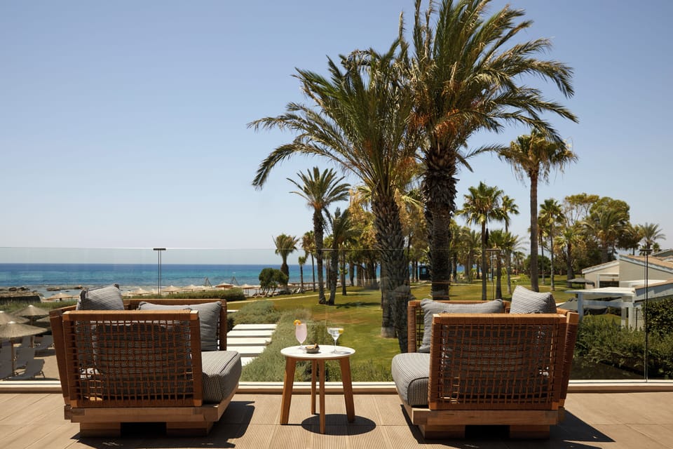 4 bars/lounges, 2 poolside bars