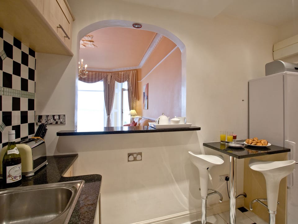 Kitchen | Ocean Shangri-La - Bay Fort Mansions, Torquay