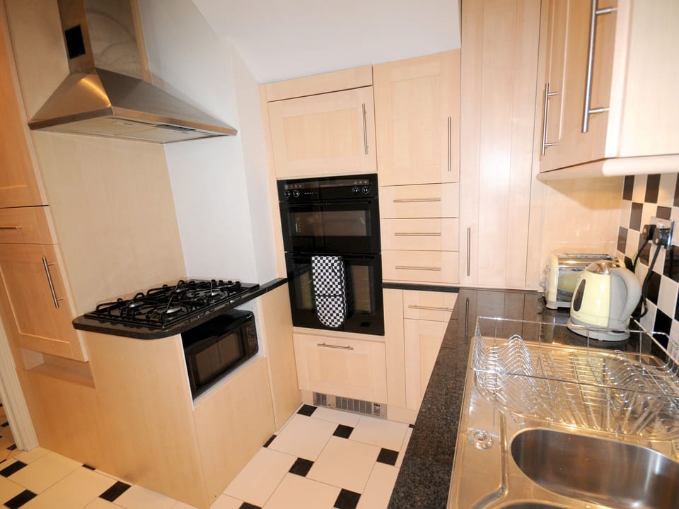 Kitchen | Ocean Shangri-La - Bay Fort Mansions, Torquay