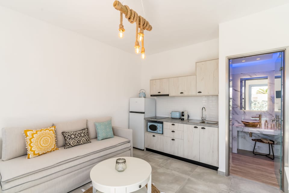 Suite with Private Heated Pool | Living area | 24-inch Smart TV with digital channels, TV