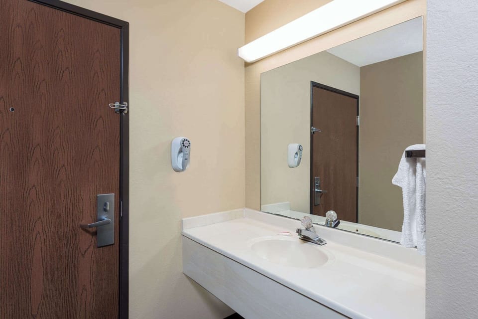 Combined shower/tub, hair dryer, towels
