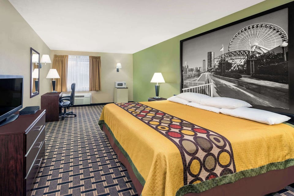 Basic Room, 1 King Bed | Individually decorated, individually furnished, desk, free WiFi