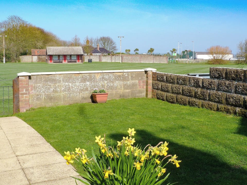 Back garden leads straight onto Gold Park and the beach beyond | Watchkeeper&rsquo;s Cottage, Mundesley