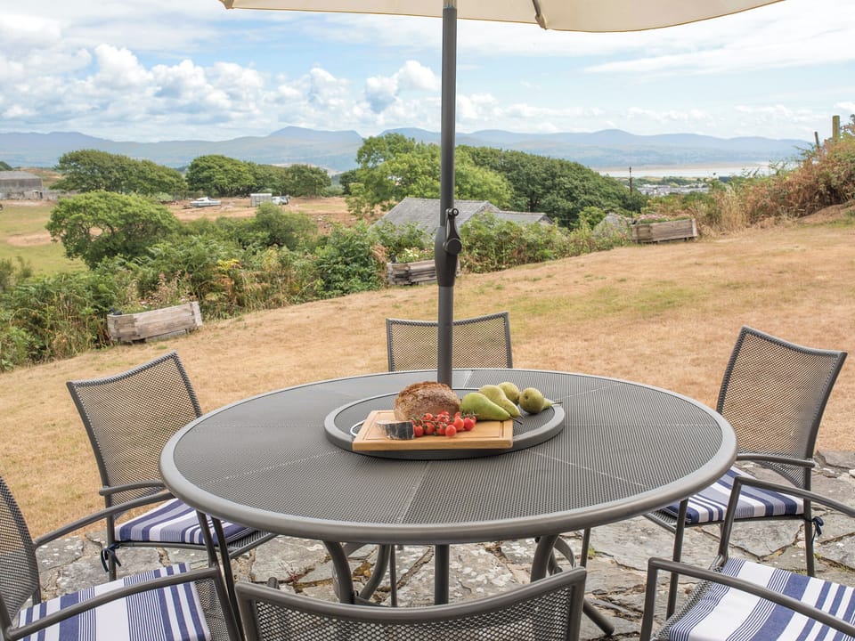 Outdoor area | Caer Ffynnon, Black Rock Sands, near Criccieth