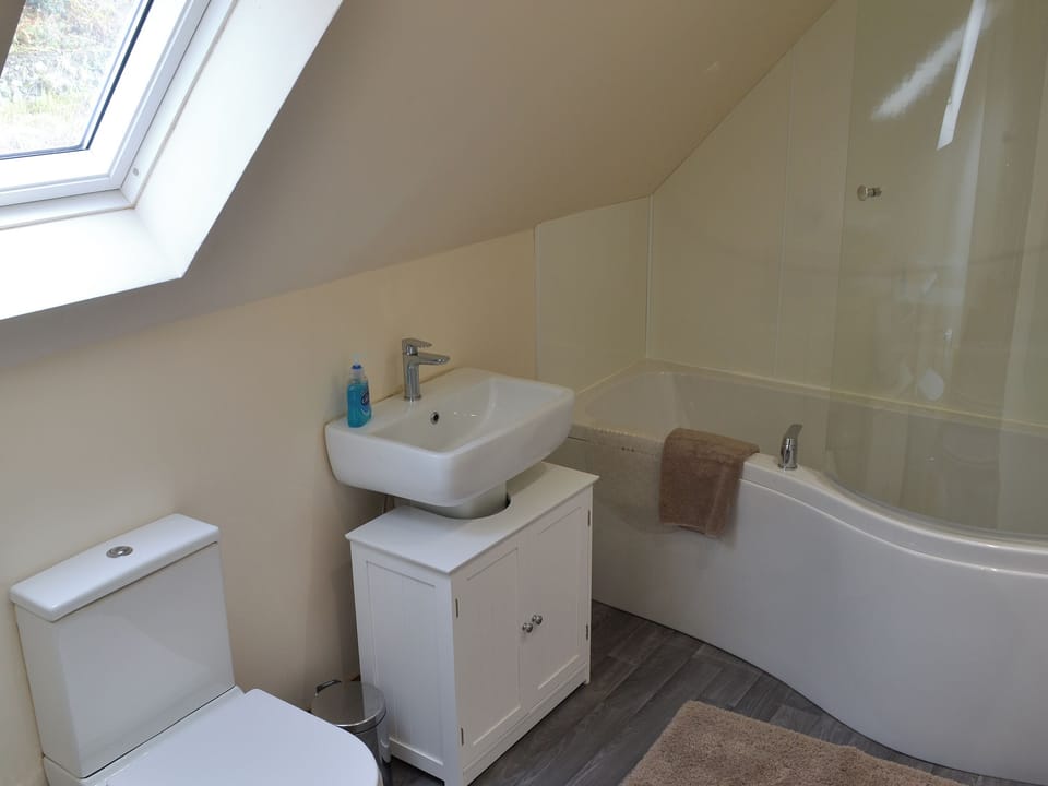 Bathroom | Cliff Cottage, Kyle of Lochalsh