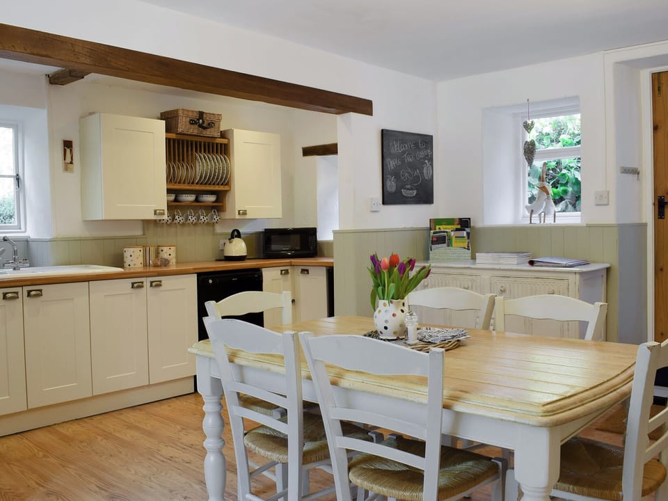 Well equipped kitchen/ dining room | Apple Tree Cottage, Shorwell