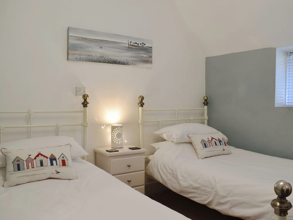 Twin bedroom | Apple Tree Cottage, Shorwell