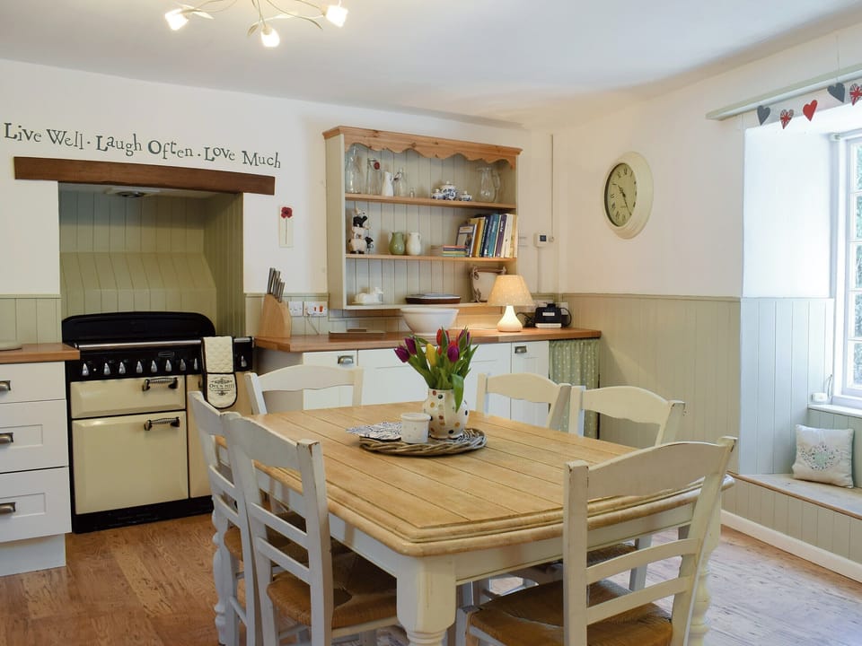 Well equipped kitchen/ dining room | Apple Tree Cottage, Shorwell
