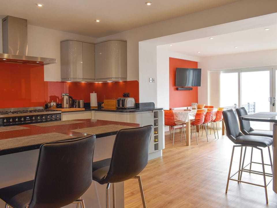 Open plan living space | Golwg y mor, Criccieth