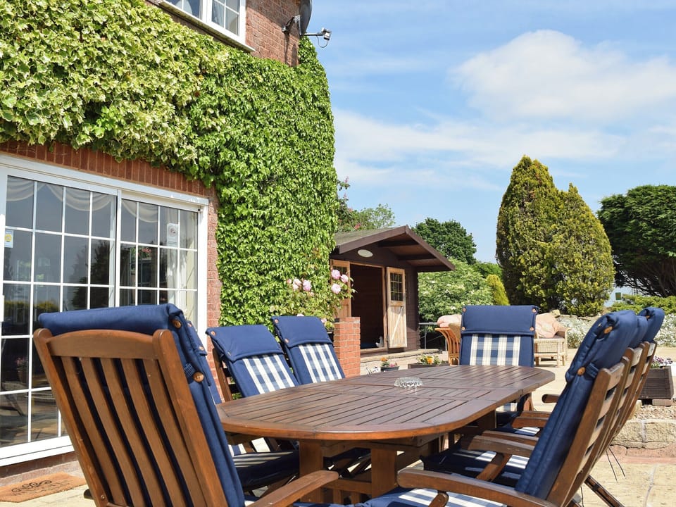 Picturesque outdoor seating area | New Inn House, Abbots Salford, near Stratford-upon-Avon