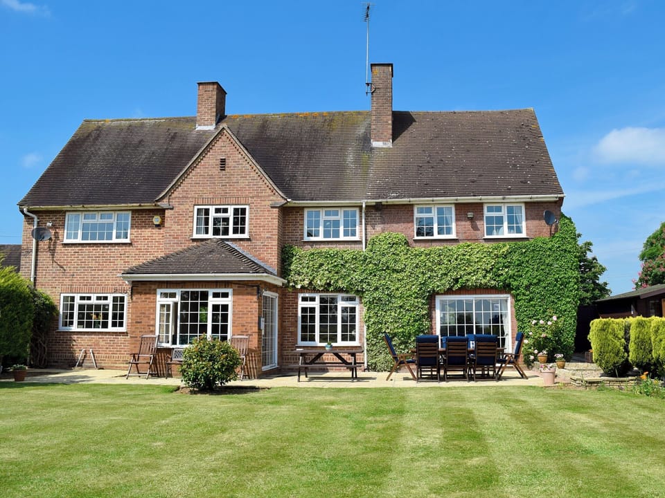 Large bathroom and walk in shower | New Inn House, Abbots Salford, near Stratford-upon-Avon