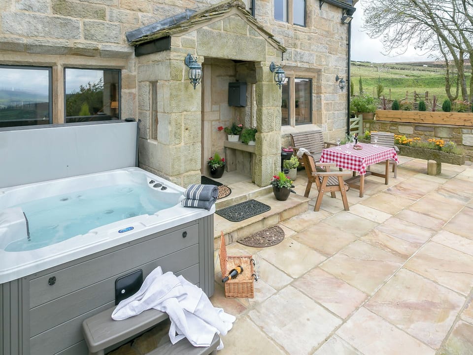 Wonderful private hot tub | Commons Farm Cottage, Wadsworth, near Hebden Bridge