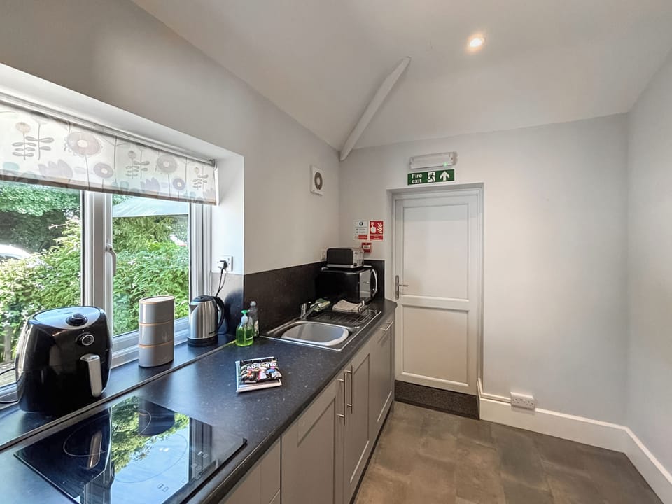 Kitchen | The Old Kitchen - The Old School House Accommodation, Burwarton, near Bridgnorth 