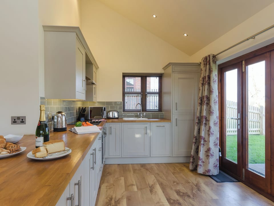 Well equipped kitchen | Tawny Cottage - Leacroft Cottages, Yoxall, near Lichfield