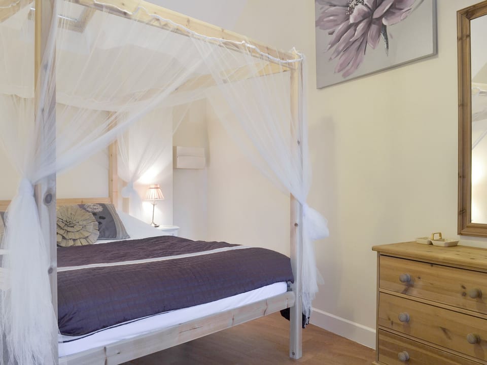 Restful four poster bedroom | Dairy Cottage - Harris Croft Farm, Binknoll, near Royal Wootton Bassett