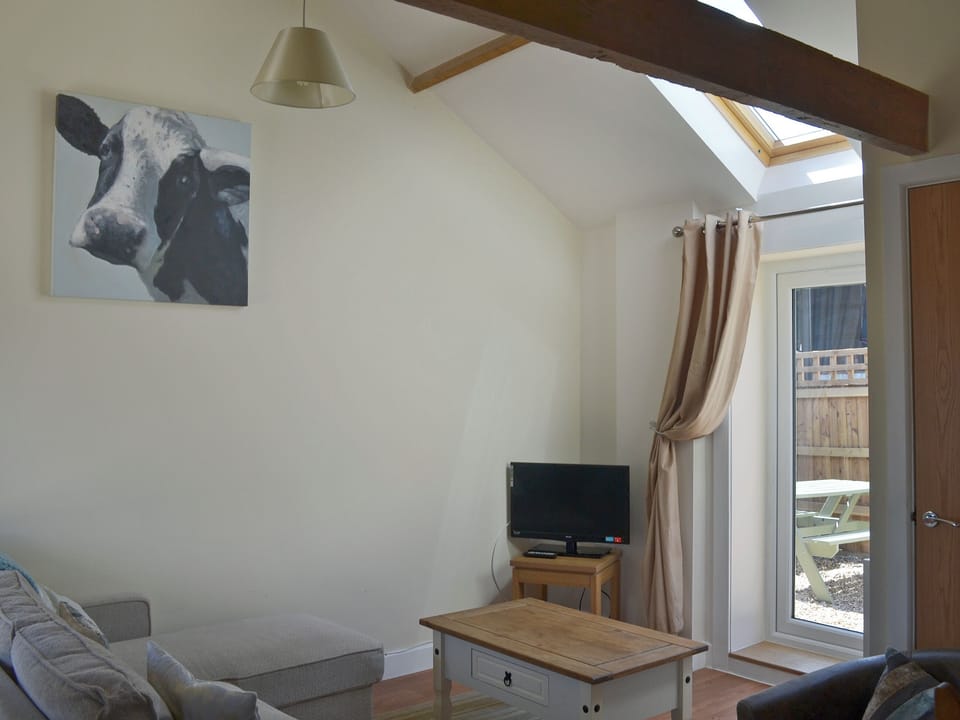 Light and airy living area | Dairy Cottage - Harris Croft Farm, Binknoll, near Royal Wootton Bassett