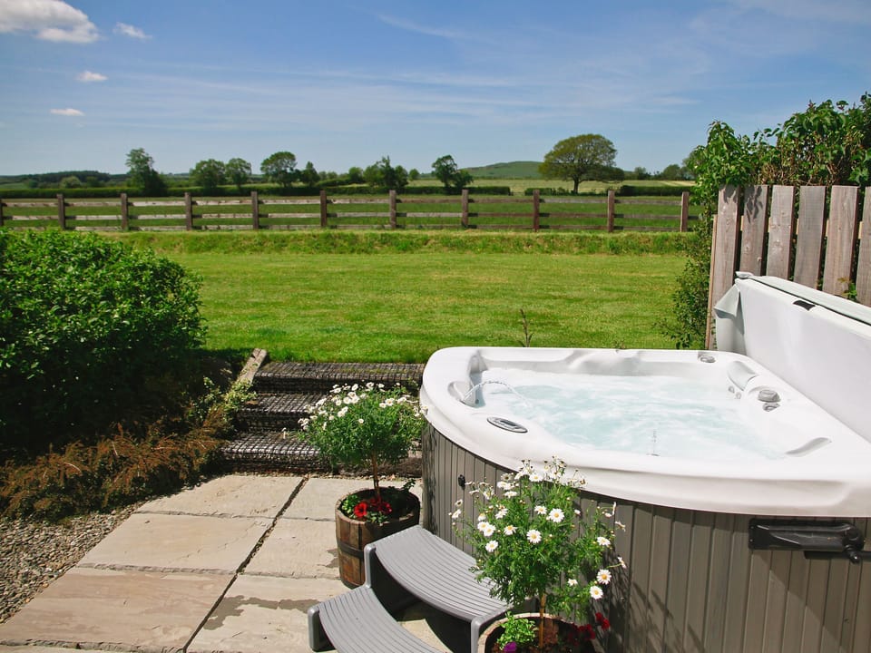 Hot tub | Bwthyn Celyn, Ystrad Meurig
