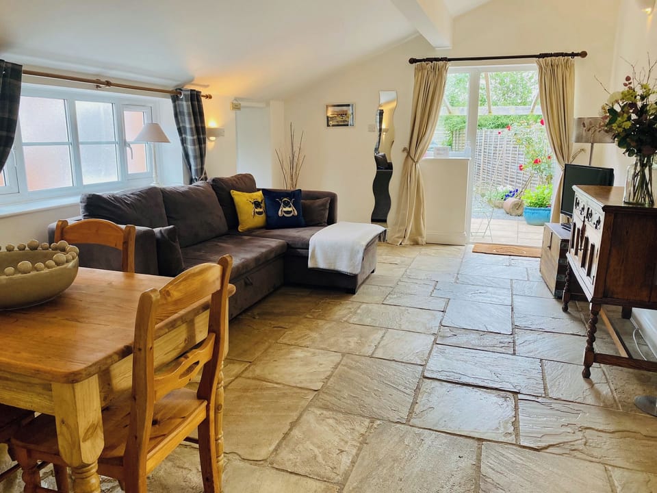 Living room/dining room | The Parlour, Earl&rsquo;s Croome, near Great Malvern