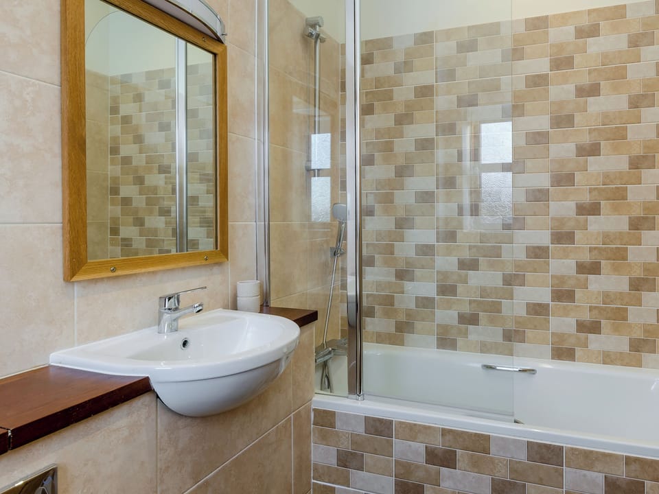 En-suite | Saddleback Cottage - Leacroft Cottages, Yoxall, near Lichfield
