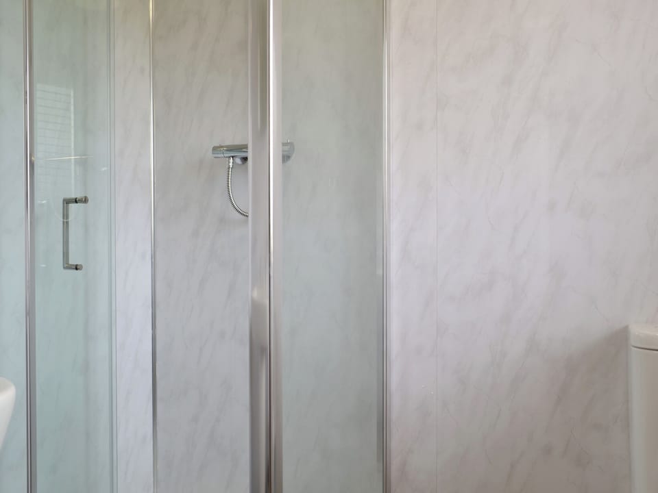 En-suite | Larch Lodge - Broad View Farm, Blacknest, near Alton