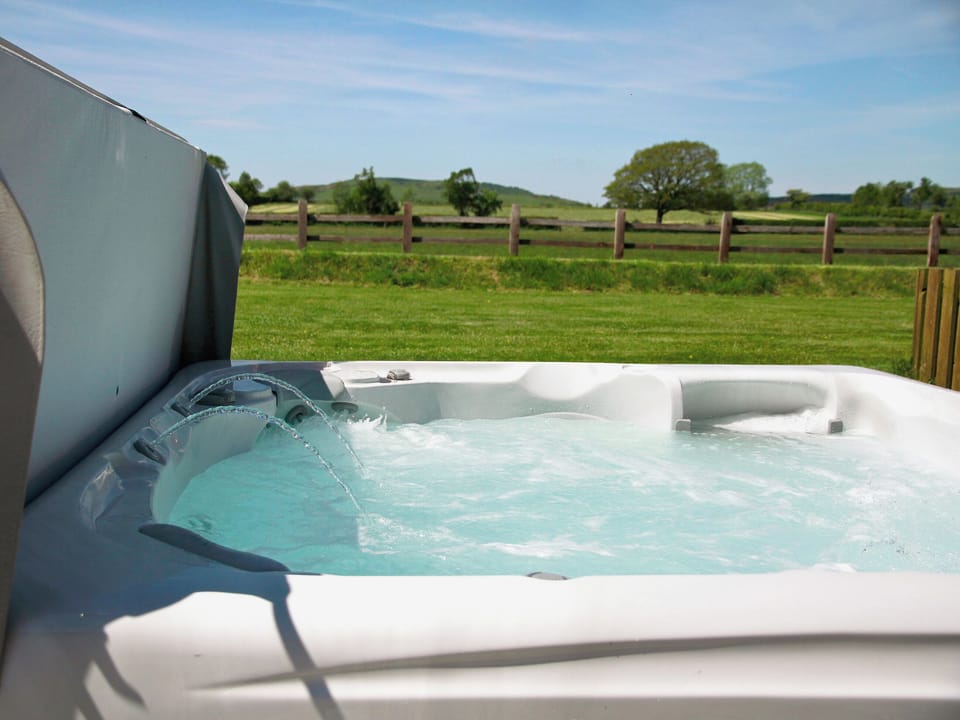 Relaxing hot tub | Bwthyn Derwen - Dolyrychain, Ystrad Meurig