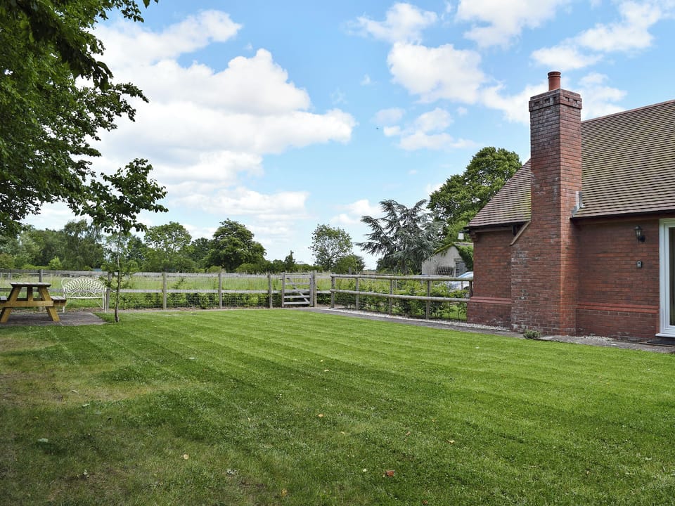 Peaceful enclosed garden | Hornbeam Cottage, Malvern
