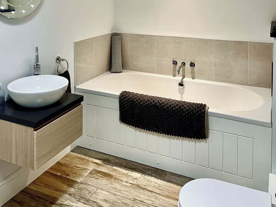 Family bathroom with bath and separate shower cubicle | Lovells Barn, Welland, near Malvern