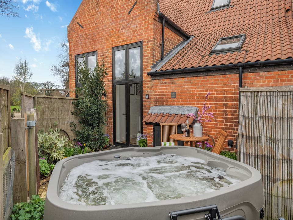 Hot tub | The Cart Lodge - Meadow Farm, Hickling