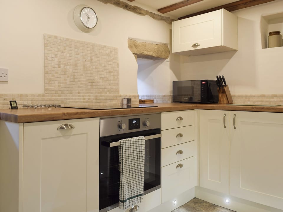 Well-equipped fitted kitchen | Chamber End Fold, Grassington, near Skipton